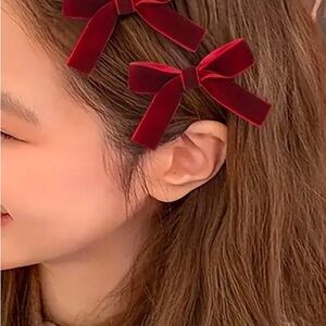 NIB Two velvet Hair Clawclip Red Bows